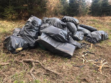 Fotografiji kupov črnih vreč, ki sta nastali v teh dneh v bližini železniške postaje v Šentvidu pri Stični, povedo več kot tisoč besed.